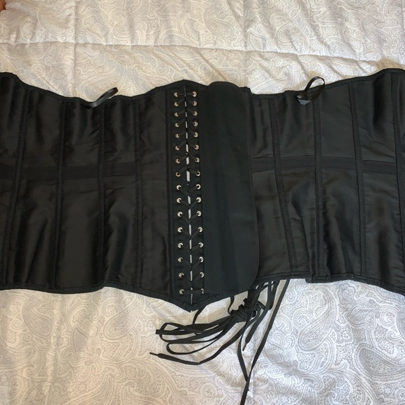Steel boned corset - Picture 4 of 9